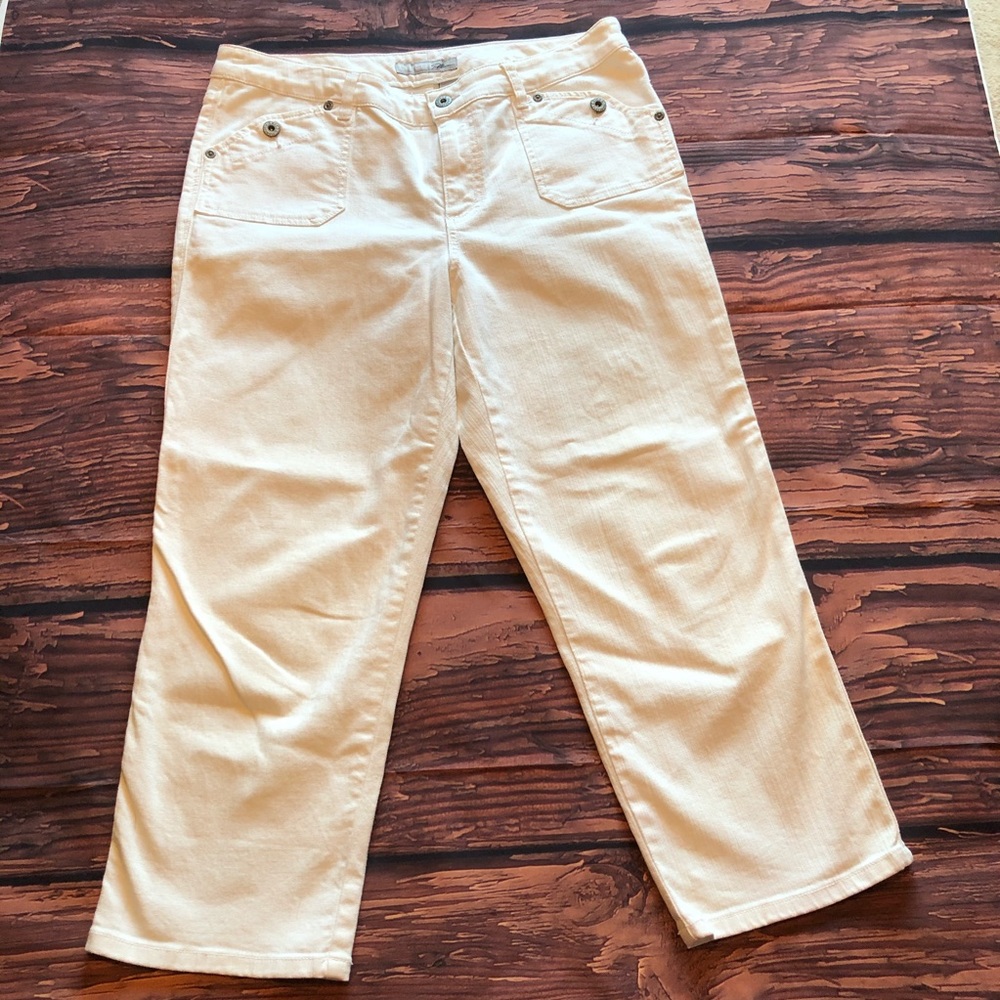 Chico’s Plantinum Capris - Picture 4 of 10